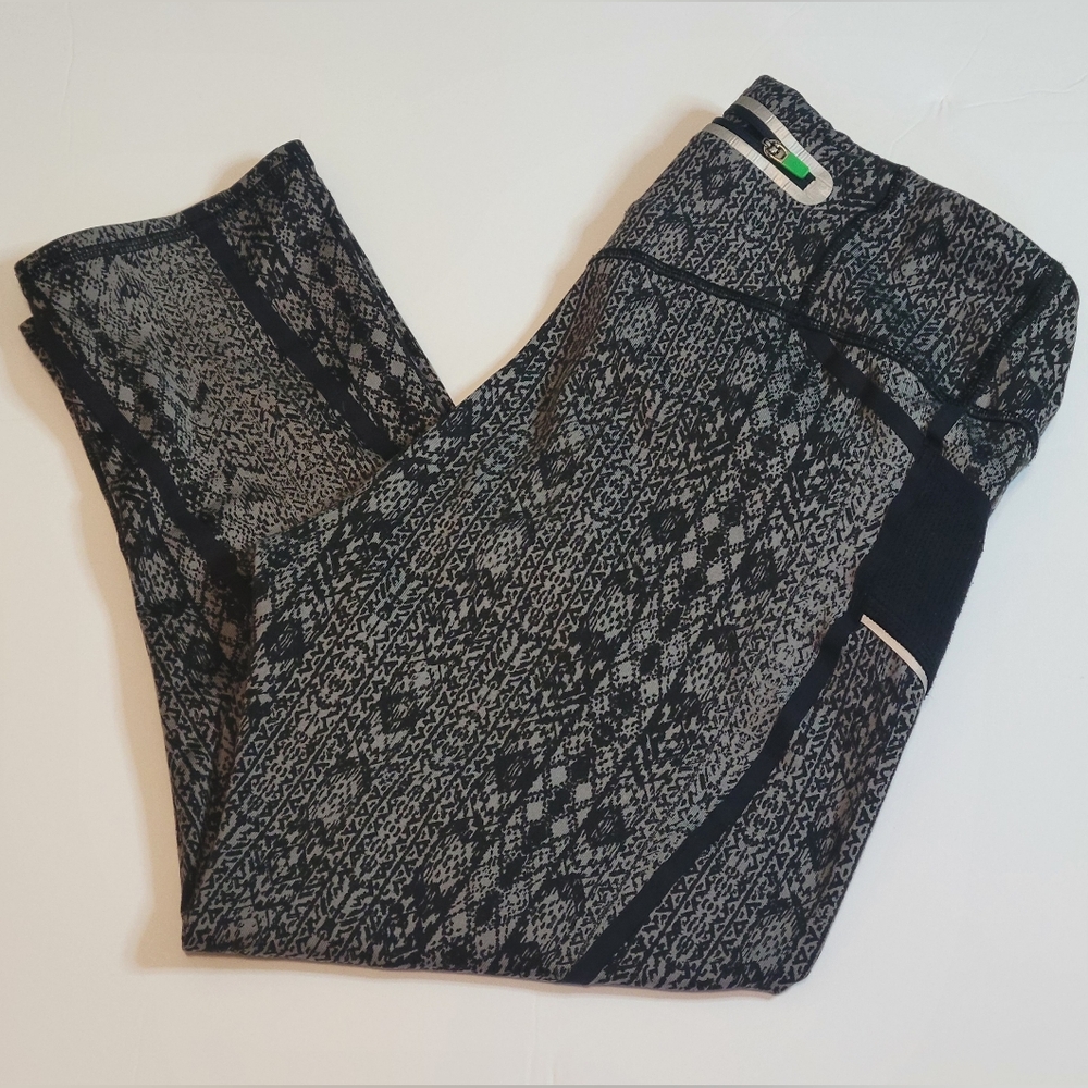 Athleta Capri Leggings Small Black And Gray Aztec Print